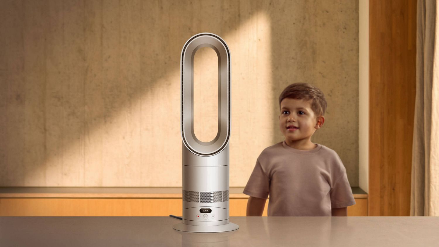 Bezpečný ventilátor Dyson Hot+Cool HF1 vedle dítěte