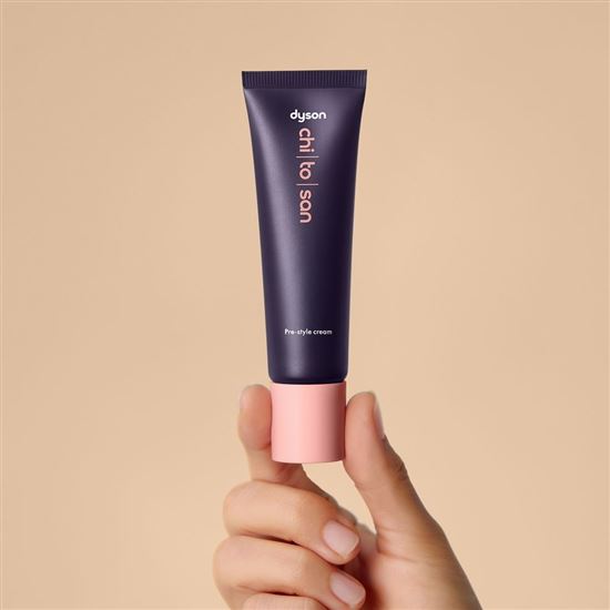 Dyson Chitosan Pre-style krém pro rovné až vlnité vlasy s lehkou výživou, 30 ml